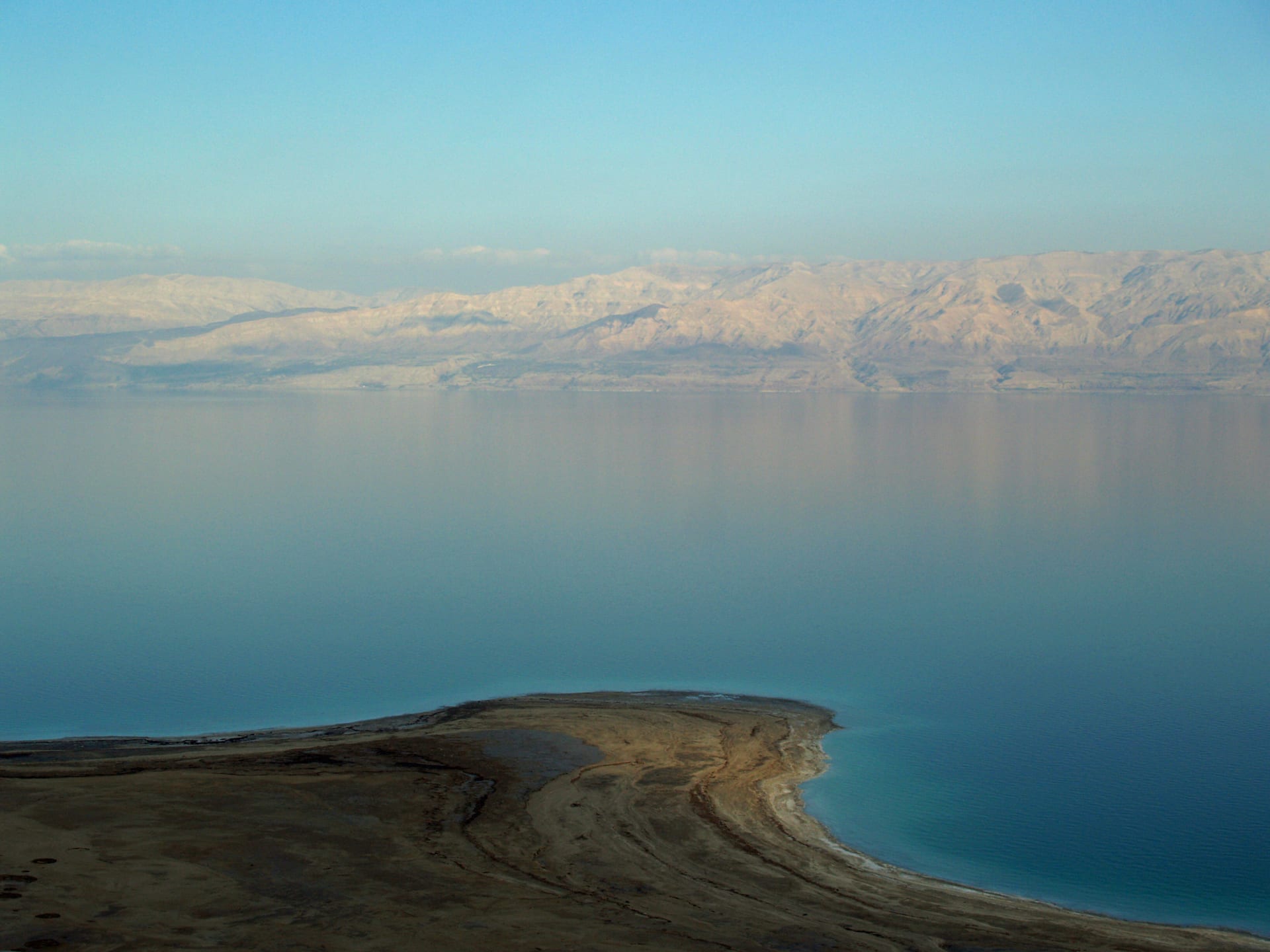 Blick über das Tote Meer auf die gegenüberliegenden Berge